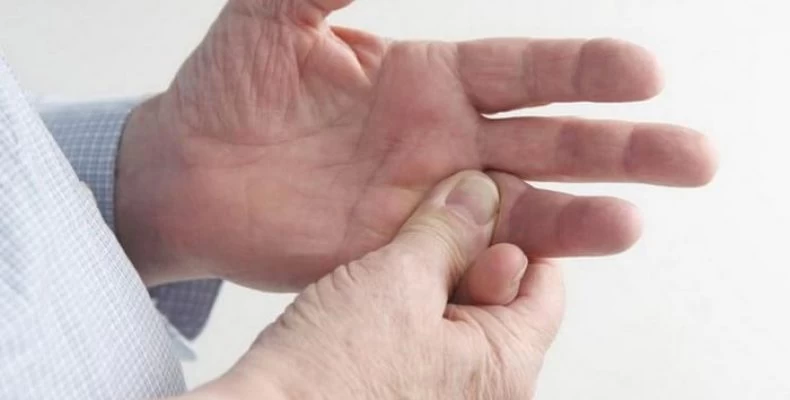 Μουδιασμένα δάχτυλα: Πόσο επικίνδυνο μπορεί να είναι;